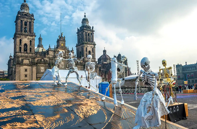 Ofrenda de Día de Muertos en la Plancha del Zócalo de la CDMX.