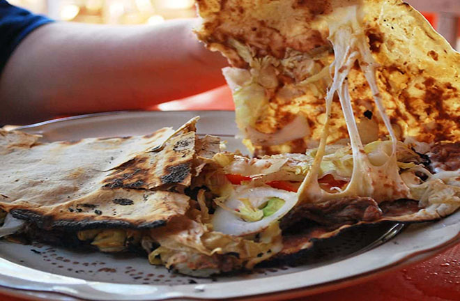 El quesillo y la tlayuda forman parte de la cocina oaxaqueña.